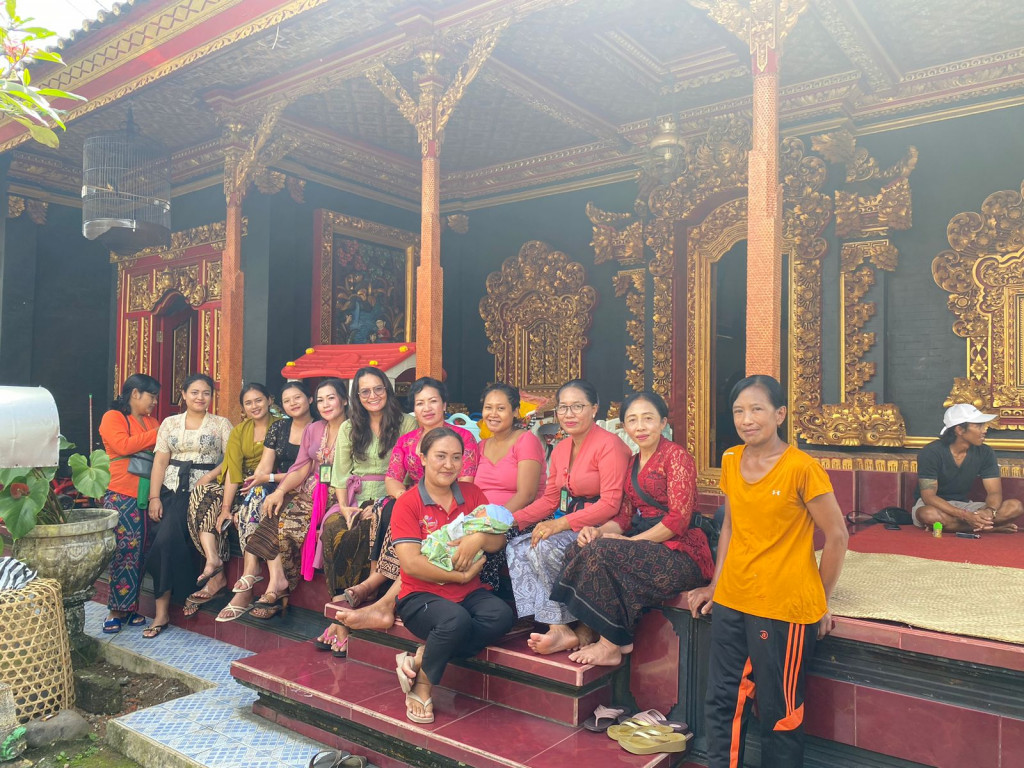 Perbekel Petang Menjenguk Staf Desa Petang Yang Habis Melahirkan